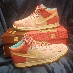NIKE DUNK SOCIAL STATUS STRAWBERRY MILK
